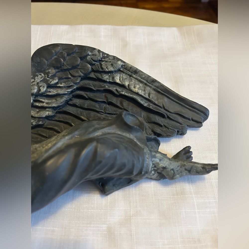 Elegant wall Angel Sculpture - Picture 9 of 10
